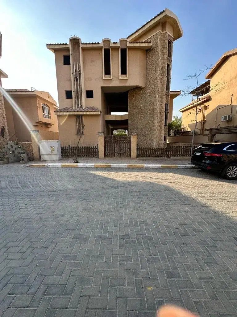 فيلا مستقلة فاخرة بتصميم واسع وإطلالات رائعة
