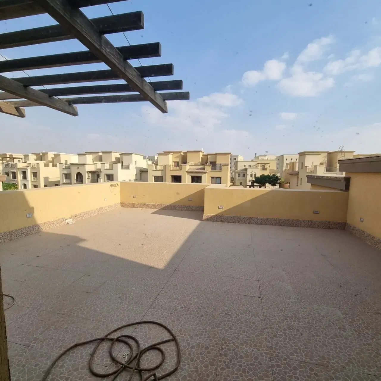 فيلا مستقلة للإيجار بمساحة واسعة في ميفيدا مع تشطيب كامل وغرف خادمة