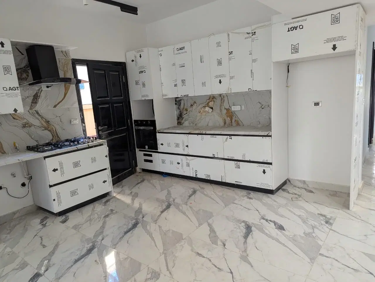 فيلا للبيع بمساحة كبيرة بميفيدا من إعمار مفروشة بالكامل مع 4 غرف نوم و4 حمامات