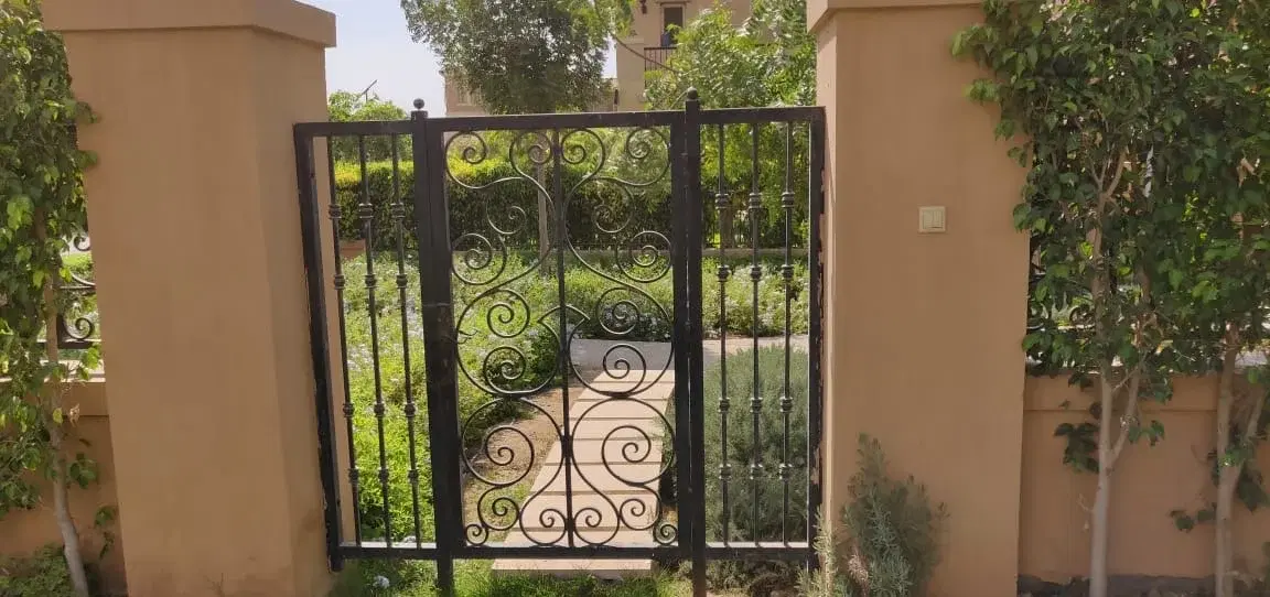 فيلا للبيع بمساحة كبيرة بميفيدا من إعمار مفروشة بالكامل مع 4 غرف نوم و4 حمامات