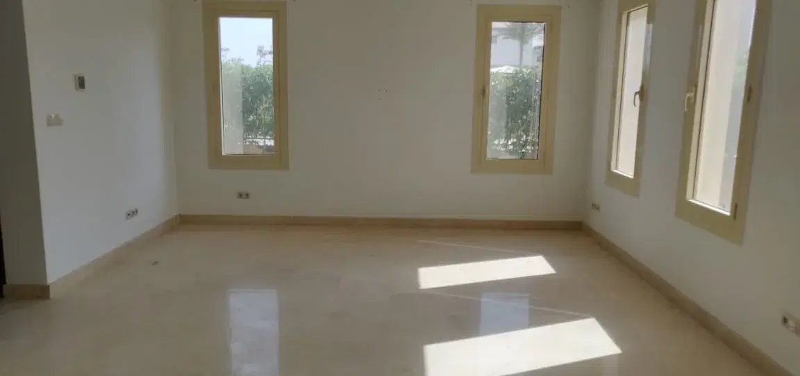 فيلا للبيع بمساحة كبيرة بميفيدا من إعمار مفروشة بالكامل مع 4 غرف نوم و4 حمامات