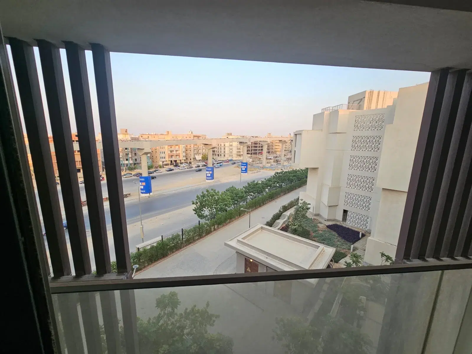 شقة 3 غرف للبيع في كمبوند سوديك إيست تاون بالتجمع الخامس — الطابق الرابع مع وصول للمسبح