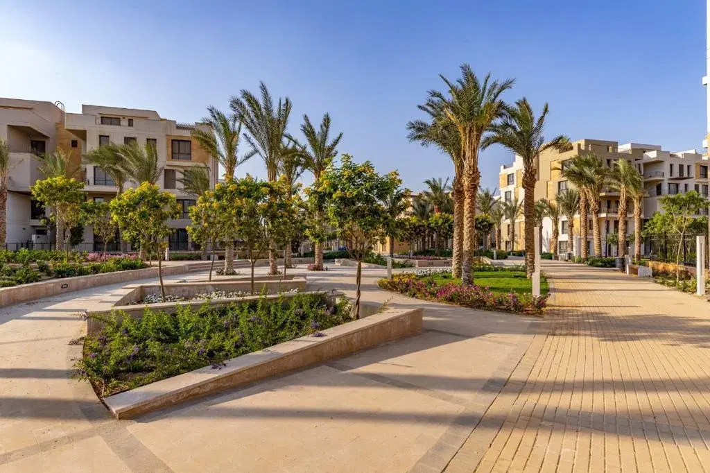 SODIC Eastown 4-Bedroom Duplex with 80 m² Roof & Pool Access in New Cairo