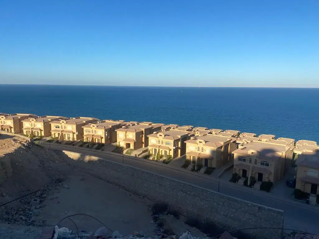 شقة فاخرة مكونة من 3 غرف نوم للبيع في تلال العين السخنة بواسطة رويال ديولوبمنت