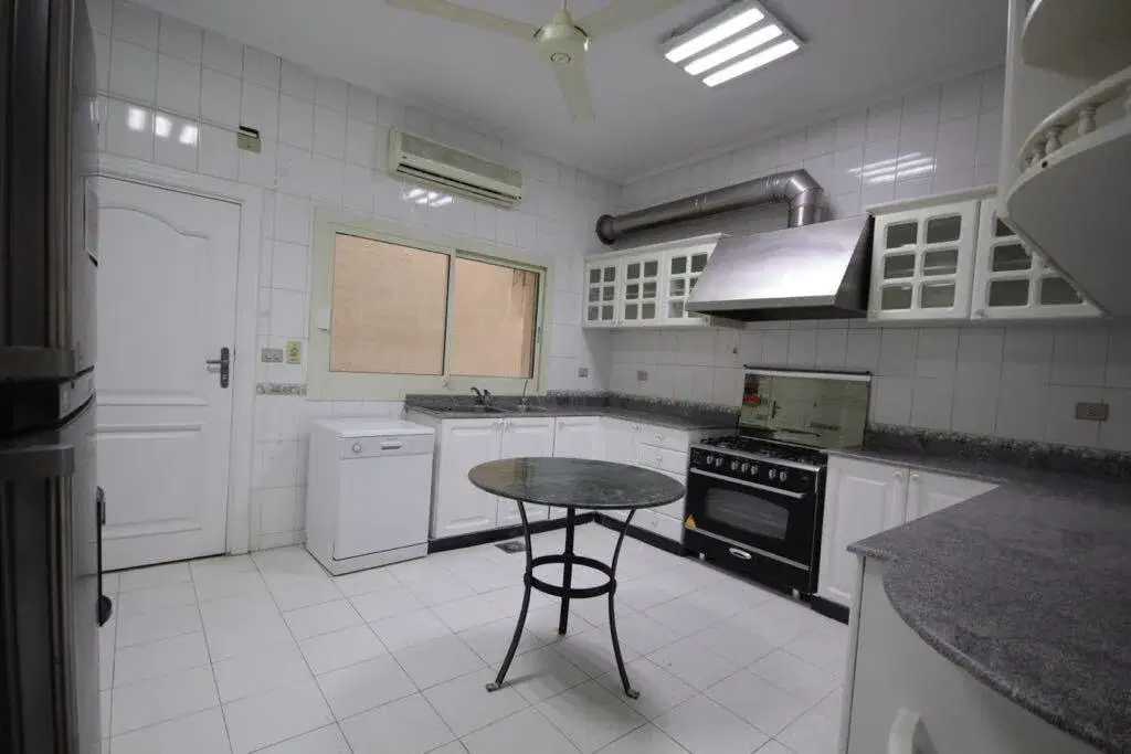 Stunning Villa for Sale in Garana, October