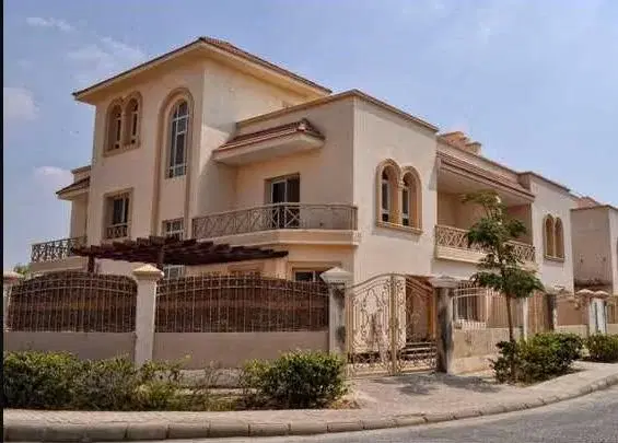 تاون هاوس للبيع في الجرينز ب 4 غرف نوم في الشيخ زايد من شركة دورا