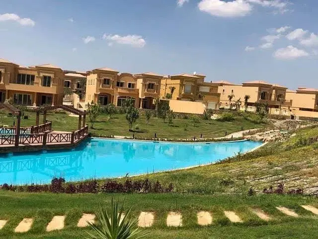 تاون هاوس للبيع في كمبوند رويال ميدوز الشيخ زايد