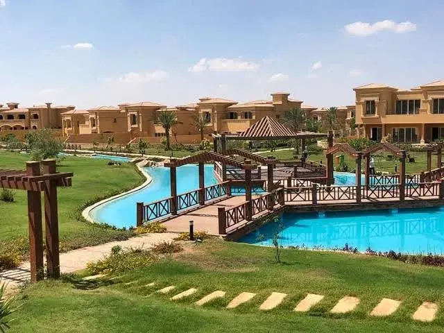 تاون هاوس للبيع في كمبوند رويال ميدوز الشيخ زايد