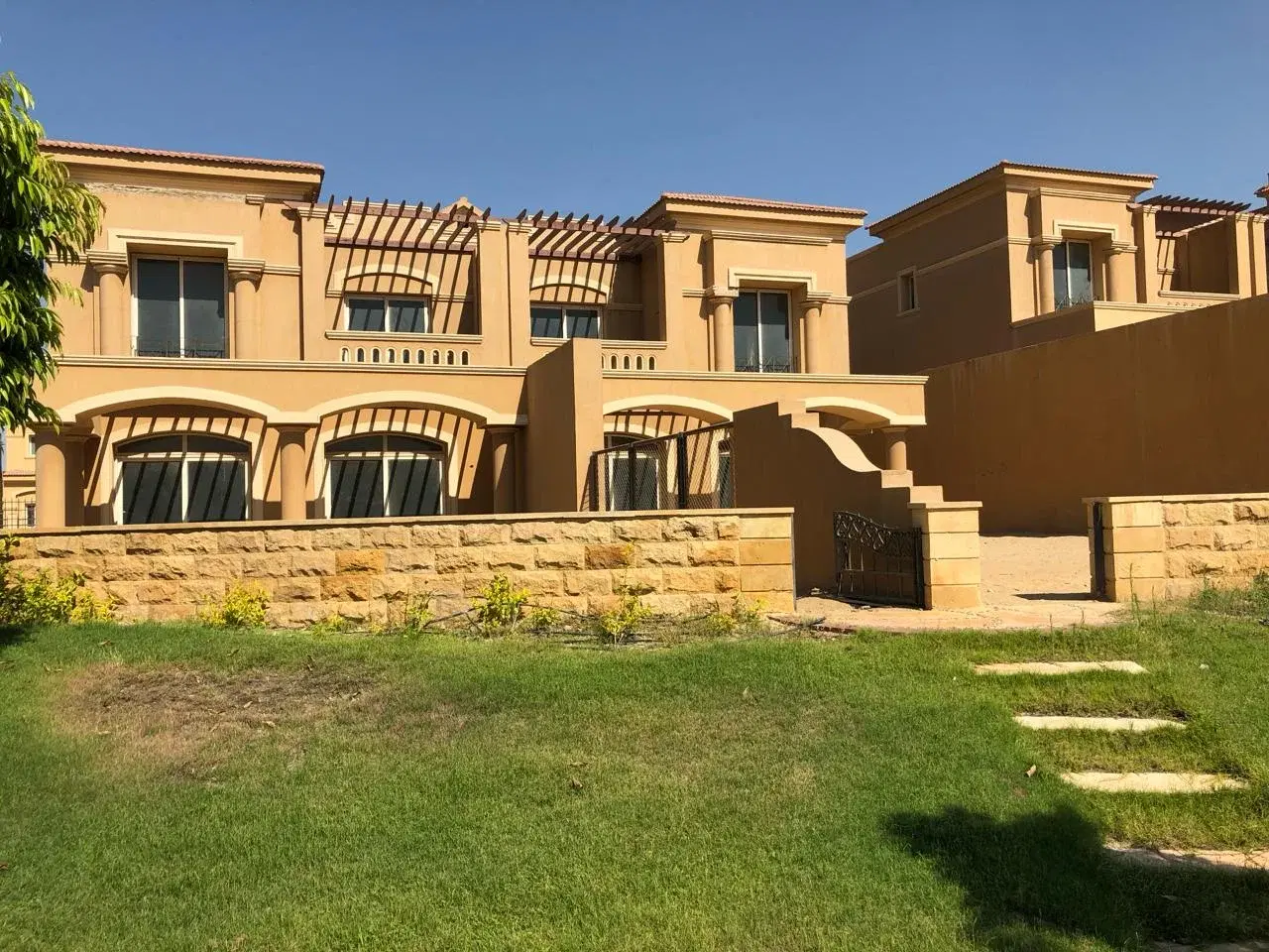 Elegant Twinhouse for Sale in Royal Meadows