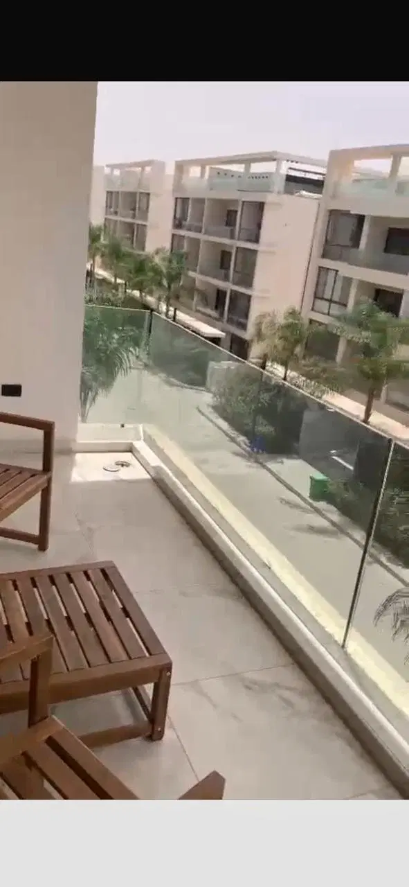 شقة فاخرة للبيع في كمبوند ليك فيو ريزيدنس
