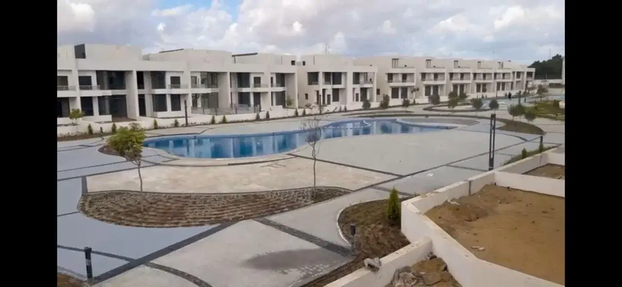 Stunning Townhouse for Sale in Lake West