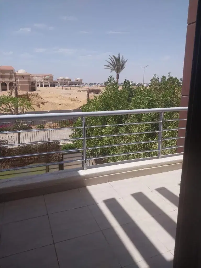 Stylish Townhouse for Sale in Hyde Park, New Cairo - 2 Bedrooms