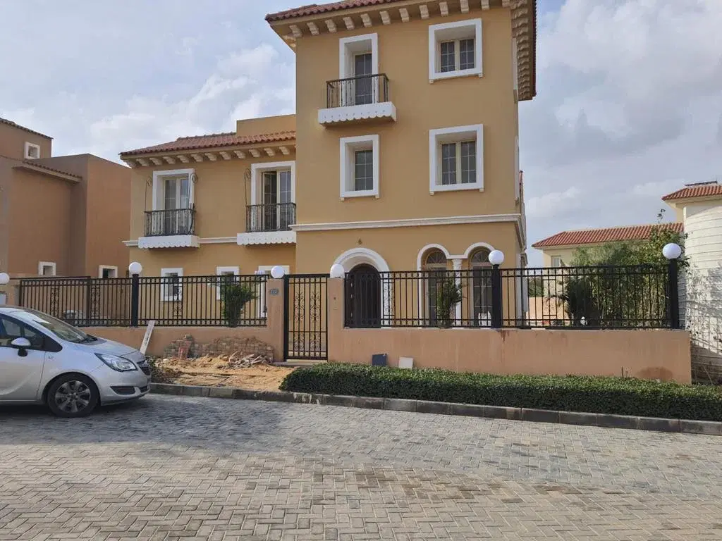 Villa for sale in Hyde Park New Cairo 500 sqm ready to move