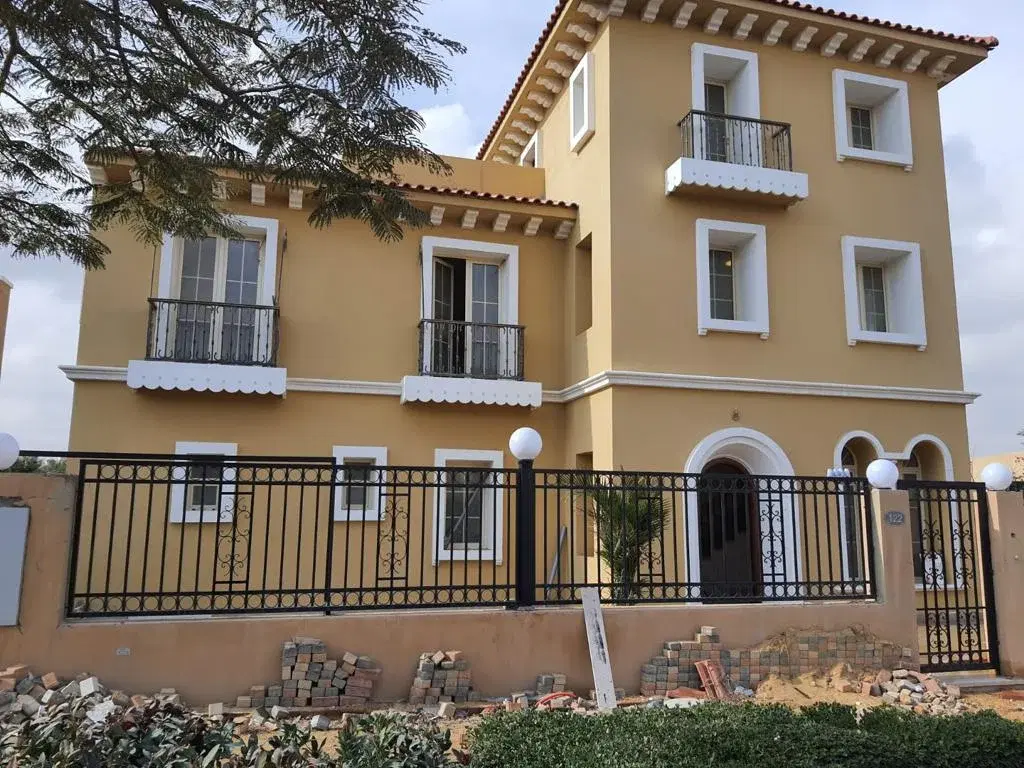 Villa for sale in Hyde Park New Cairo 500 sqm ready to move