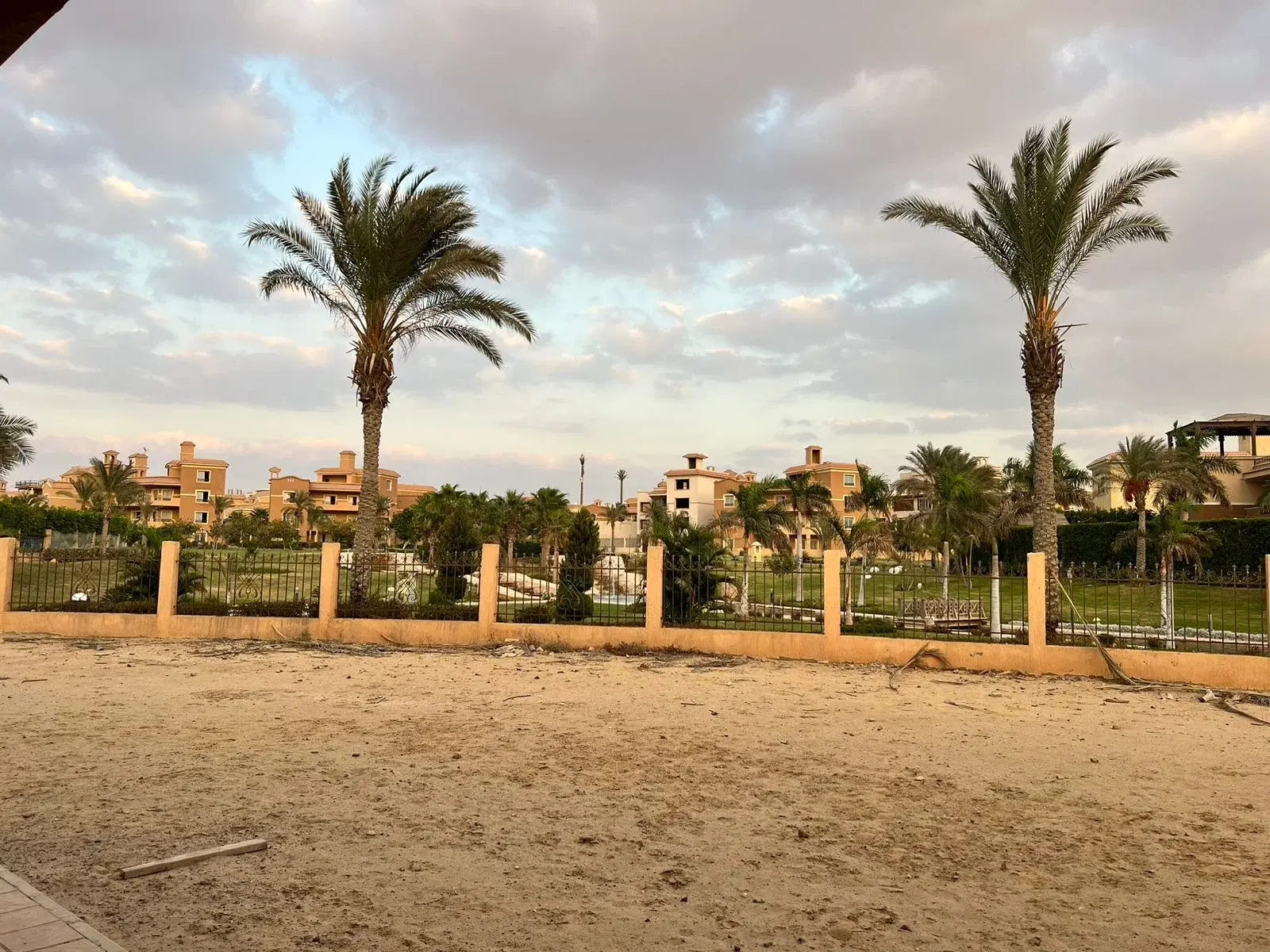 فيلا للبيع في كمبوند لي روا التجمع الخامس 900 متر
