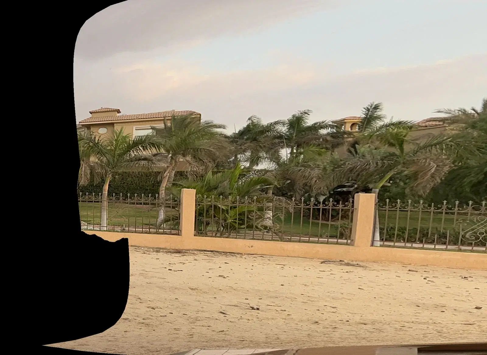 فيلا للبيع في كمبوند لي روا التجمع الخامس 900 متر