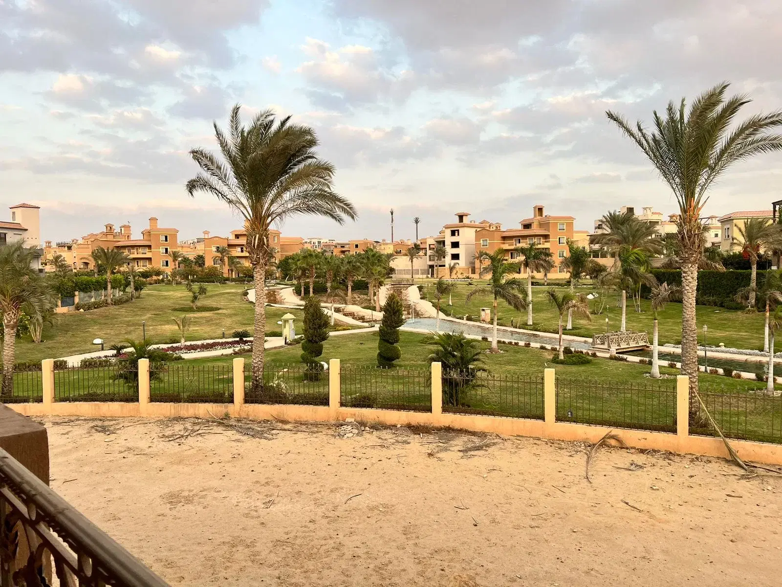 فيلا للبيع في كمبوند لي روا التجمع الخامس 900 متر