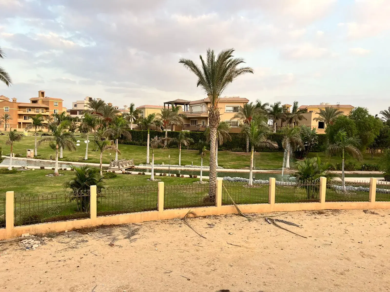 فيلا للبيع في كمبوند لي روا التجمع الخامس 900 متر