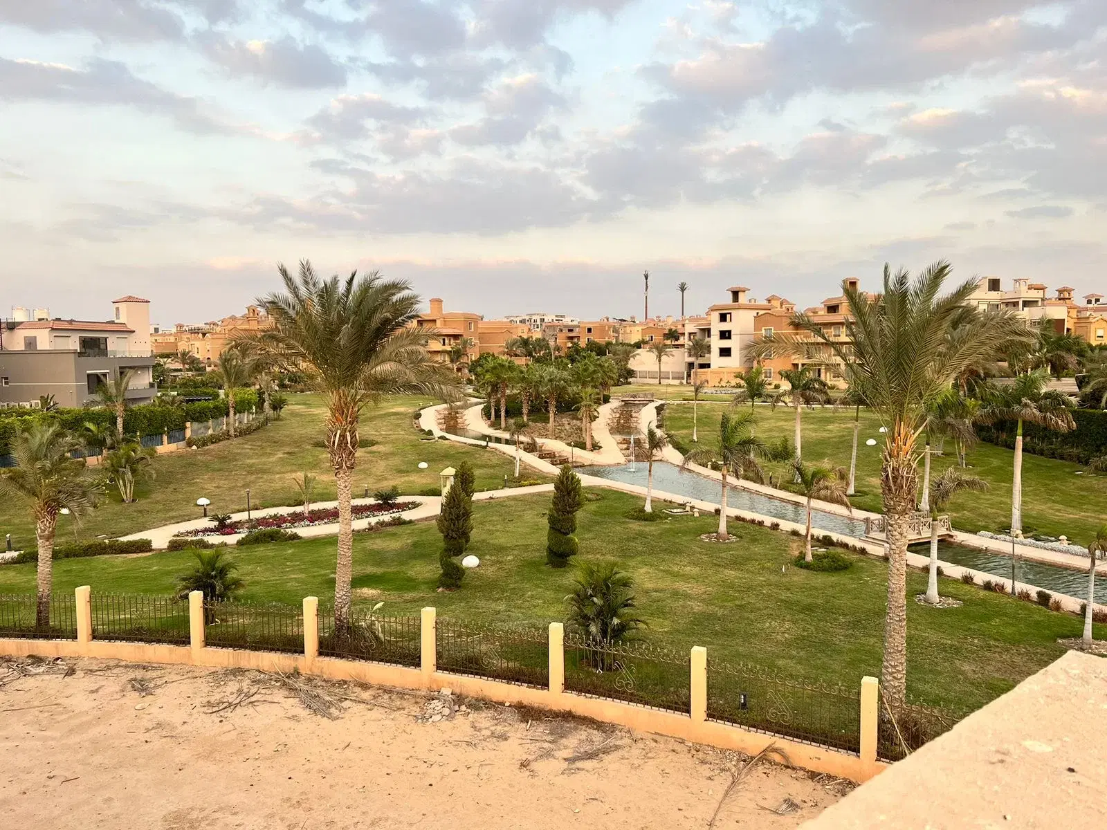 فيلا للبيع في كمبوند لي روا التجمع الخامس 900 متر