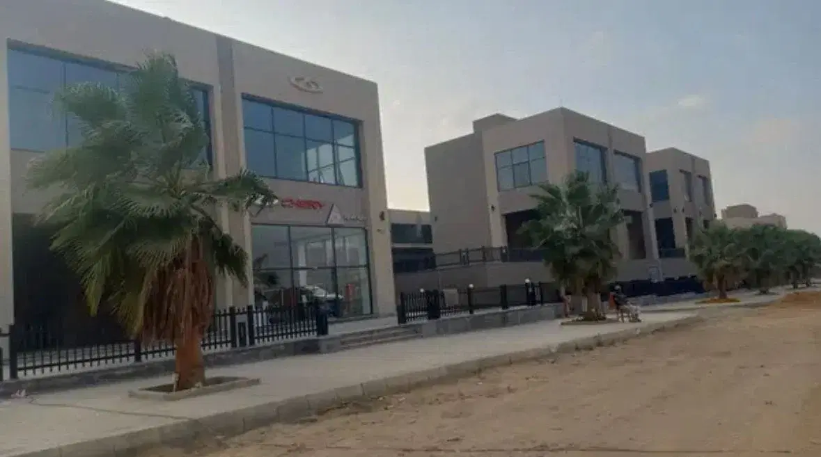 محل تجاري للبيع في فيلدج جاردن القطامية 246 متر