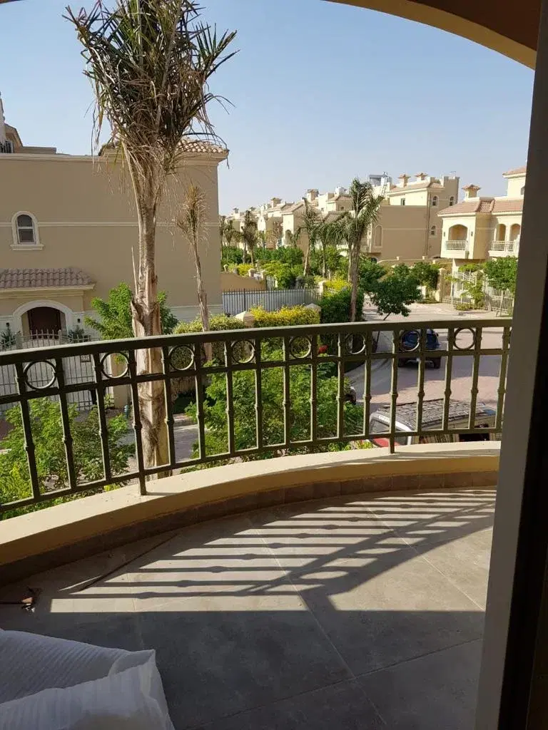 فيلا للبيع في الباتيو 5 إيست (الشروق) — 4 غرف، المبني 380م²، الأرض 450م²