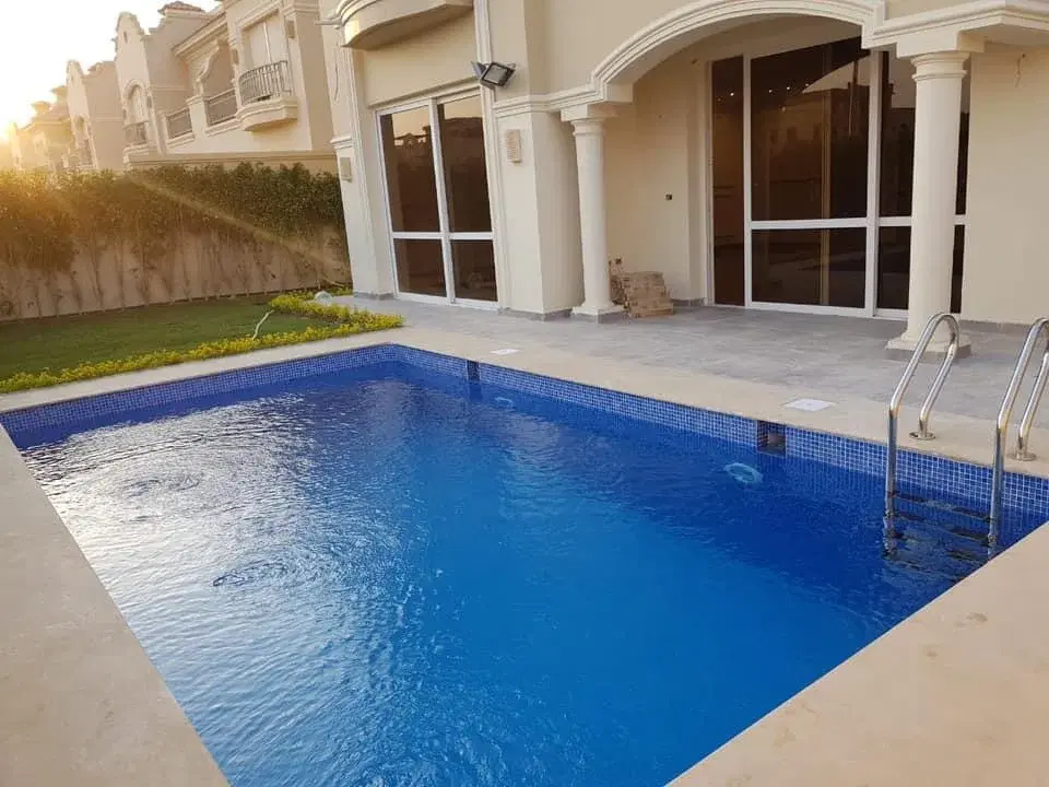 فيلا للبيع في الباتيو 5 إيست (الشروق) — 4 غرف، المبني 380م²، الأرض 450م²