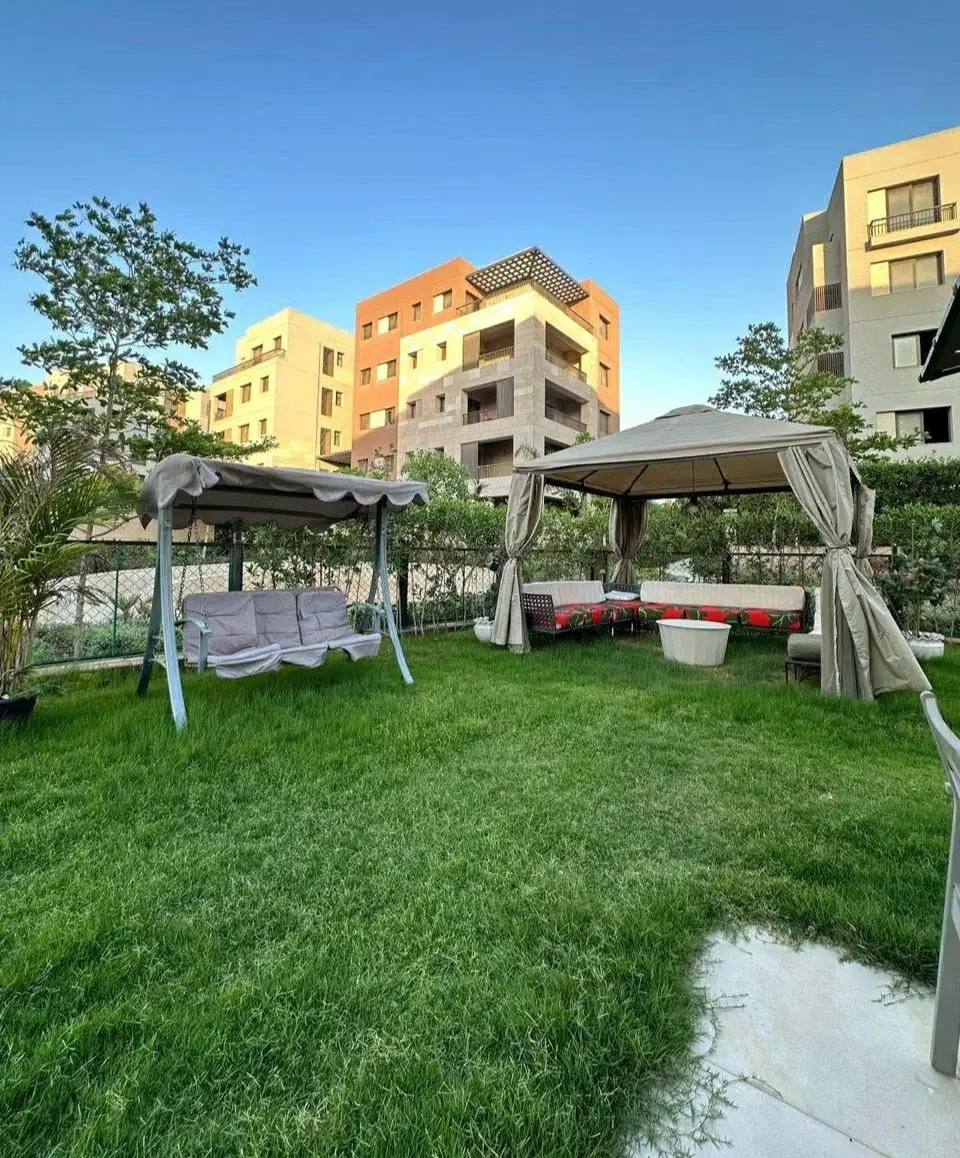 ديستريكت فايف أرضي بحديقة 250م كورنر جاهز للسكن فوري بالقاهرة الجديدة