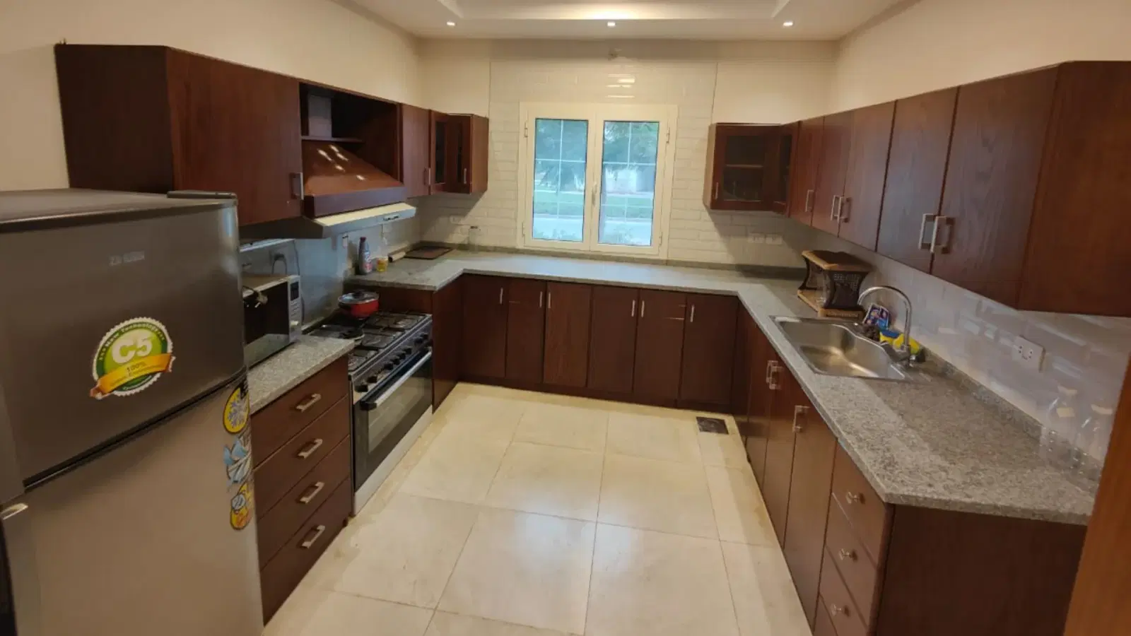 The lowest rental price for I villa furnished with AC and a direct view of Majestic Lake