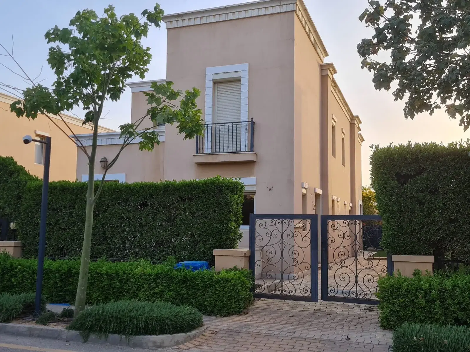 For quick sale, Stand alone is finished with AC , Ready to move in MIVIDA new Cairo